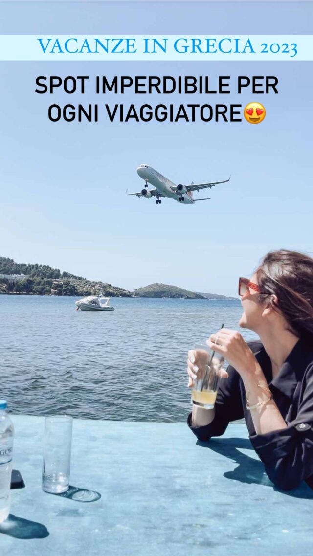 Potrei trascorrere ore a guardare gli aerei atterrare e decollare 😍😍😍
Tagga o invia a qualcuno che impazzirebbe con una colazione con questa vista 😎

Salva questo spot: 📍TAVERNA MYLOS @the_mylos 
Aperta tutto il giorno fino all’età 2 di notte.

Ideale per guardare comodamente lo spettacolo degli aerei che arrivano e partono dall’aeroporto di Skiathos

•
•
#skiathos #skiathosisland #skiathosairport #skiathostown #planespotting #skiathosplanespotting #sporades #greece #grecia #vacanzeingrecia #viaggiare #viaggiaresempre #viaggiarechepassione #viaggiaconme #viaggiaconnoi #lowcosttravel
